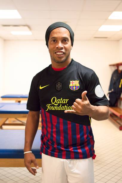 Ronaldinho Gaúcho posa com a camisa que ganhou de Floor Wesseling