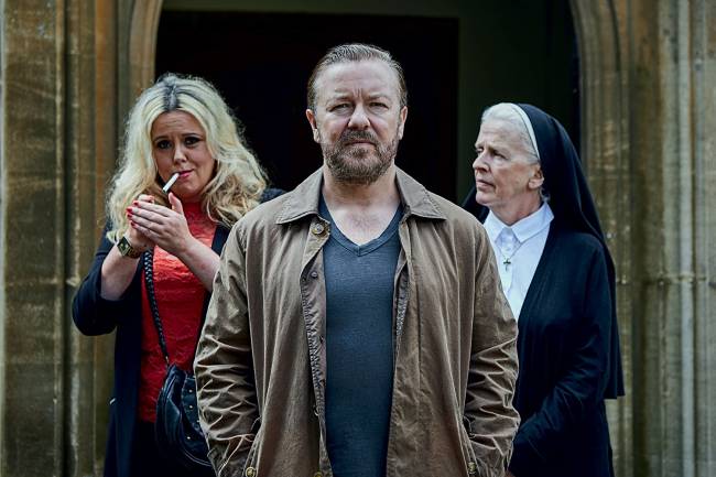 LUTO HIGH-TECH - Em After Life, o personagem de Ricky Gervais se torna um grosseirão após ficar viúvo: vídeos deixados pela mulher o ajudam a manter-se vivo
