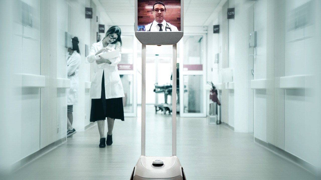 VIRTUAL - Médico do Hospital Albert Einstein (na tela), em São Paulo, monitora, por meio de um robô, os pacientes internados