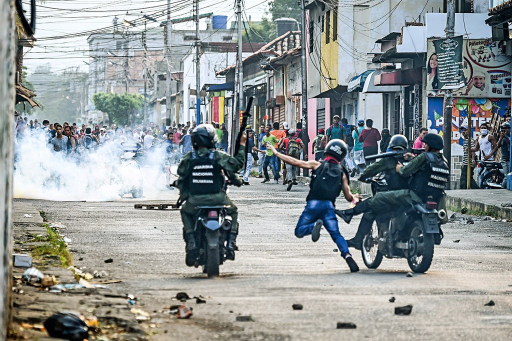 DESAFIO - Conflito entre manifestantes e policiais na fronteira da Venezuela com a Colômbia: a delicada posição do Brasil