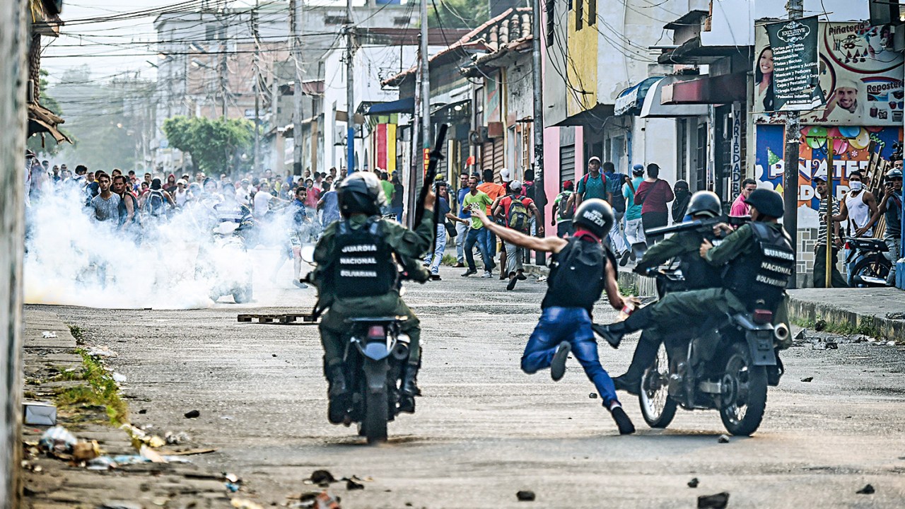 DESAFIO - Conflito entre manifestantes e policiais na fronteira da Venezuela com a Colômbia: a delicada posição do Brasil