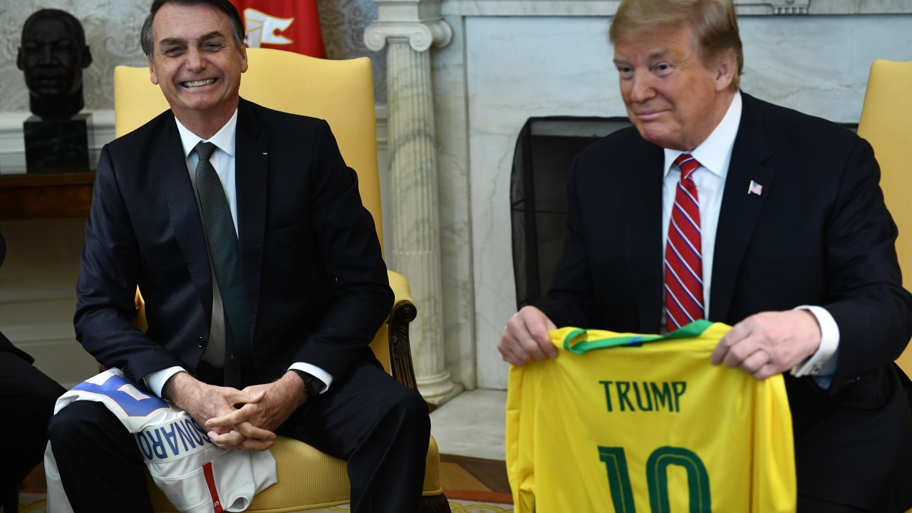 O ex-presidente dos Estados Unidos Donald Trump recebeu uma camisa da seleção brasileira de Jair Bolsonaro em 2019