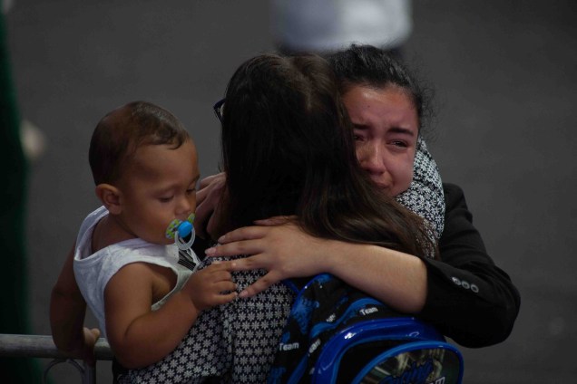 Familiares do adolescente Caio Oliveira se emocionam durante o velório das vítimas do massacre da Escola Estadual Raul Brasil em Suzano (SP) - 14/03/2019