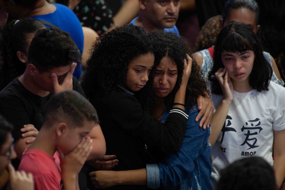 Pessoas se reúnem para o velório das vítimas do massacre da Escola Estadual Professor Raul Brasil no ginásio municipal de Suzano em São Paulo - 14/03/2019