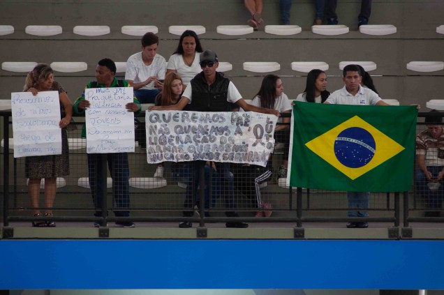 Populares seguram cartazes pedindo paz durante o velório das vítimas do massacre na escola Raul Brasil em Suzano (SP) - 14/03/2019