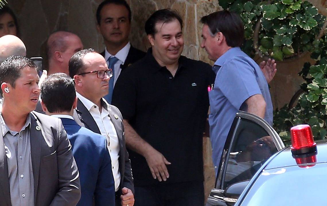 O presidente Jair Bolsonaro, chega para o almoço na residência do presidente da Câmara dos Deputados Rodrigo Maia