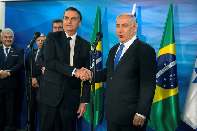 Benjamin Netanyahu e Jair Bolsonaro apertam as mãos após anunciarem um escritório brasileiro em Jerusalém - 31/03/2019