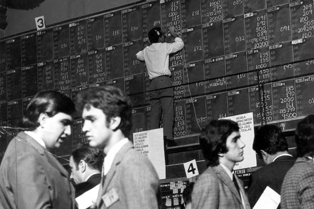 Na década de 1970, as negociações de ações eram feitas por meio do 'pregão da pedra', onde as ofertas de compra e de venda eram anotadas numa lousa gigante com giz Na década de 1970, as negociações de ações eram feitas por meio do 'pregão da pedra', onde as ofertas de compra e de venda eram anotadas numa lousa gigante com giz