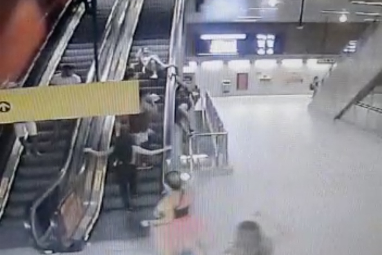 Veja Vídeo Do Folião Que Caiu De Escada Rolante Do Metrô No Carnaval Veja