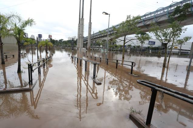 Alagamento causa transtorno na avenida Presidente Wilson, zona leste de São Paulo. Devido as fortes chuvas carros ficaram destruídos e a estação Tamanduteí da CPTM ficou fechada - 11/03/2019 Alagamento causa transtorno na avenida Presidente Wilson, zona leste de São Paulo. Devido as fortes chuvas carros ficaram destruídos e a estação Tamanduteí da CPTM ficou fechada - 11/03/2019