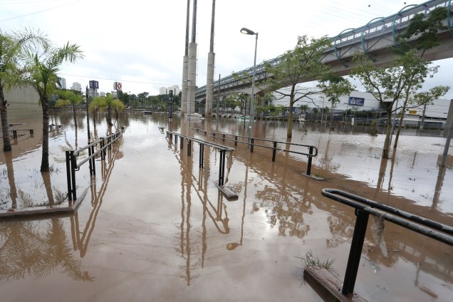 Alagamento causa transtorno na avenida Presidente Wilson, zona leste de São Paulo. Devido as fortes chuvas carros ficaram destruídos e a estação Tamanduteí da CPTM ficou fechada - 11/03/2019