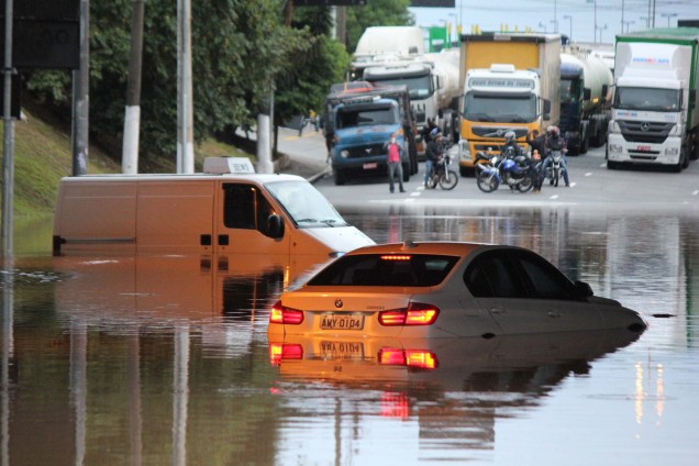 Forte chuva causa pontos de alagamento na Marginal Tietê na região da Ponte das Bandeiras em São Paulo - 11/03/2019