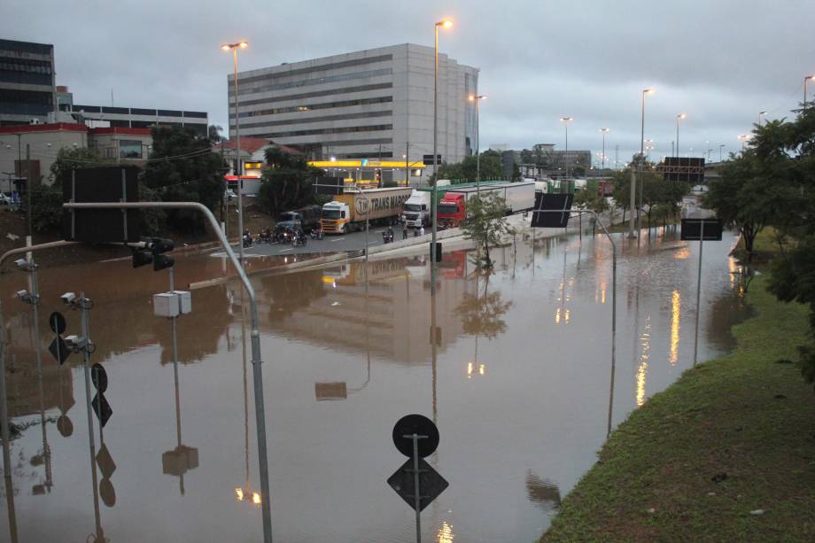 Forte chuva causa pontos de alagamento na Marginal Tietê na região da Ponte das Bandeiras em São Paulo - 11/03/2019