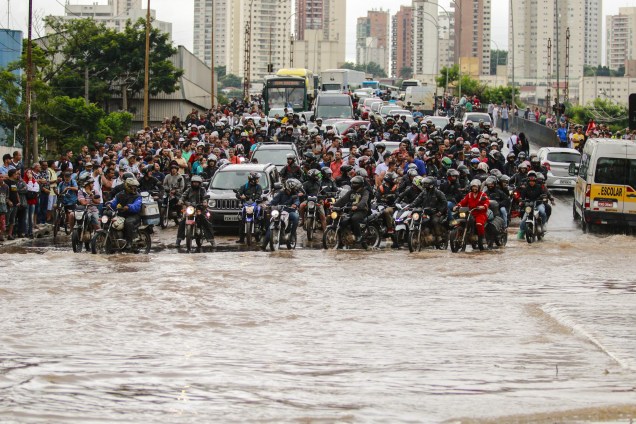 Forte chuva que atingiu a cidade de São Paulo durante a noite de domingo e madrugada desta segunda-feira deixa mortos, bairros alagados e trânsito caótico na capital - 11/03/2019