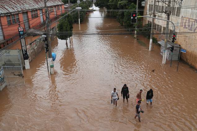 Homens andam por uma rua alagada no bairro Vila Prudente, zona leste de São Paulo, após uma noite de muita chuva - 11/03/2019 Homens andam por uma rua alagada no bairro Vila Prudente, zona leste de São Paulo, após uma noite de muita chuva - 11/03/2019