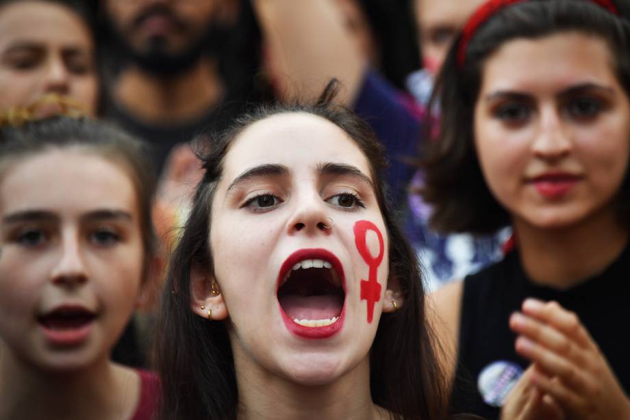 Mulheres realizam passeata durante o Dia Internacional da Mulher, no Rio de Janeiro (RJ) - 08/03/2019