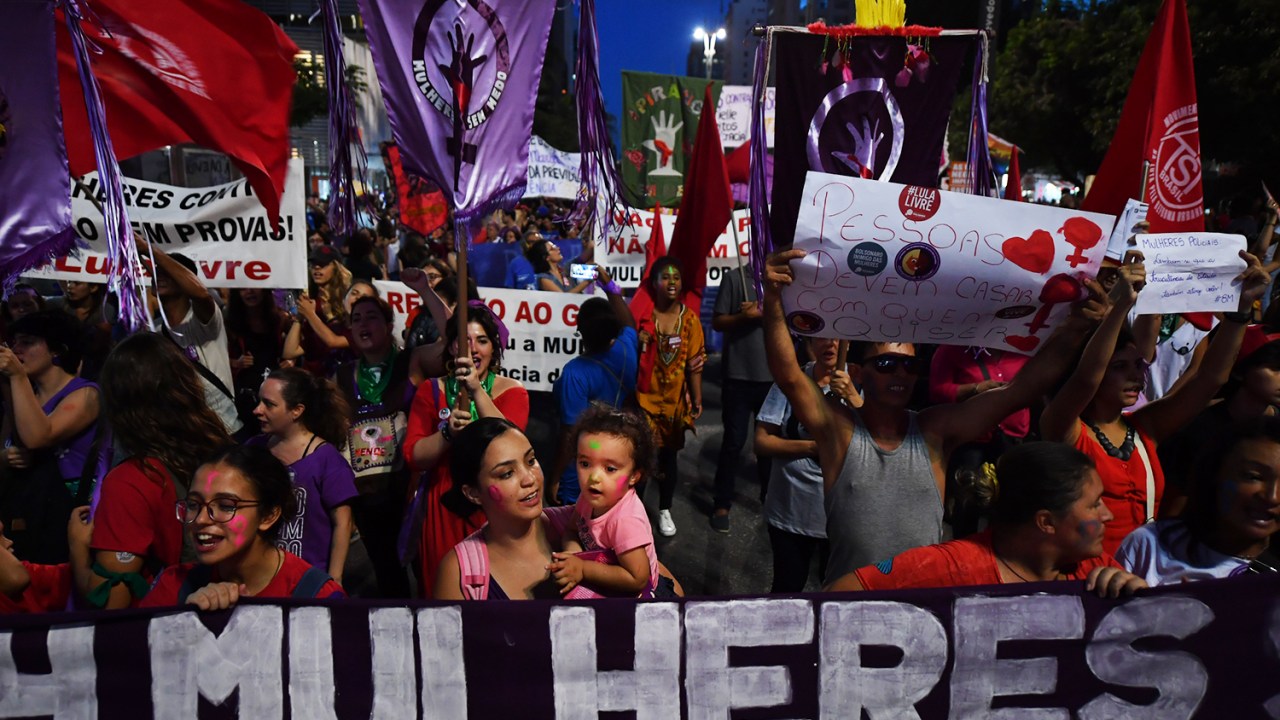 Mulheres realizam passeata durante o Dia Internacional da Mulher, na Avenida Paulista, em São Paulo (SP) - 08/03/2019