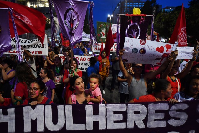 Mulheres realizam passeata durante o Dia Internacional da Mulher, na Avenida Paulista, em São Paulo (SP) -  08/03/2019