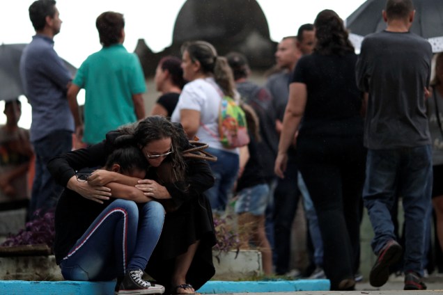 Pessoas reagem durante o funeral  das vítimas do tiroteio na Escola Raul Brasil, em Suzano (SP) - 14/03/2019