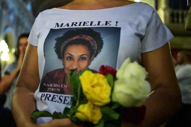 Mulher usa uma camiseta com o retrato da vereadora Marielle Franco, durante uma missa em memória do primeiro aniversário de sua morte na Igreja da Candelário, no Rio de Janeiro - 14/03/2019
