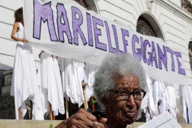 Manifestantes exibem uma faixa com a frase 'Marielle Gigante' durante ato que marca o primeiro aniversário do assassinato da vereadora e seu motorista no centro do Rio de Janeiro - 14/03/2019