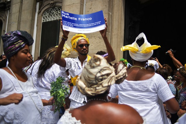Pessoas vestidas com trajes de religiões afro-brasileiras prestam homenagens à vereadora Marielle Franco em frente à Igreja da Candelária, no Rio de Janeiro - 14/03/2019