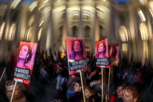 Manifestantes fazem vigília na praça Santos Andrade, em Curitiba, em memória da vereadora carioca Marielle Franco e do motorista Anderson Gomes um ano após o assassinato dos dois - 14/03/2019
