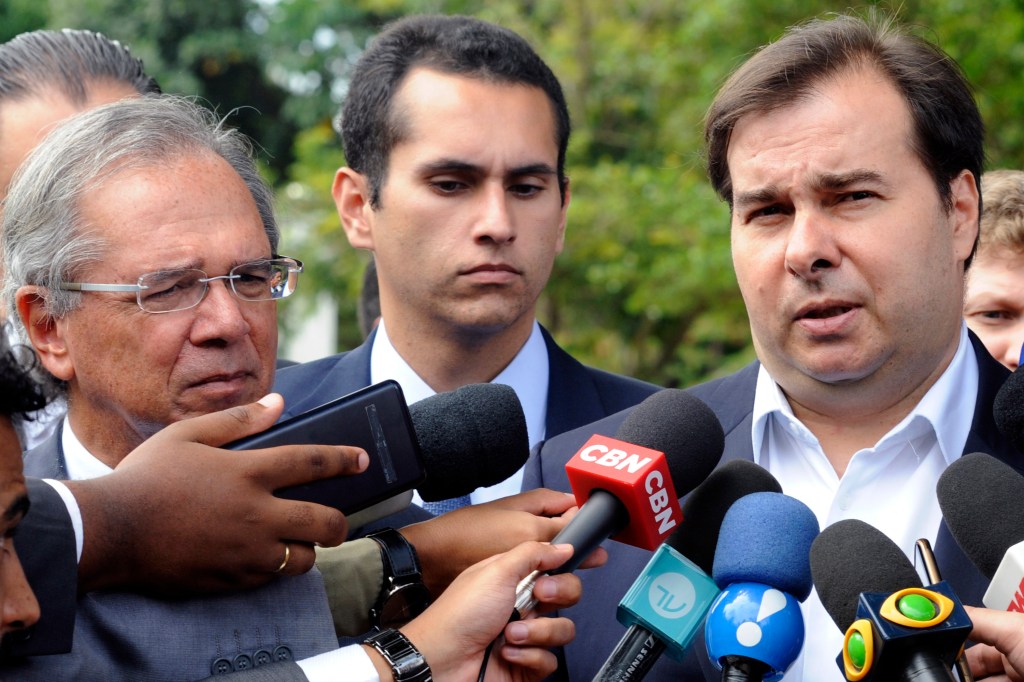 Presidente da Câmara dos Deputados, deputado Rodrigo Maia (DEM-RJ) concede entrevista ao lado do ministro da Economia, Paulo Guedes em Brasília - 28/03/2019
