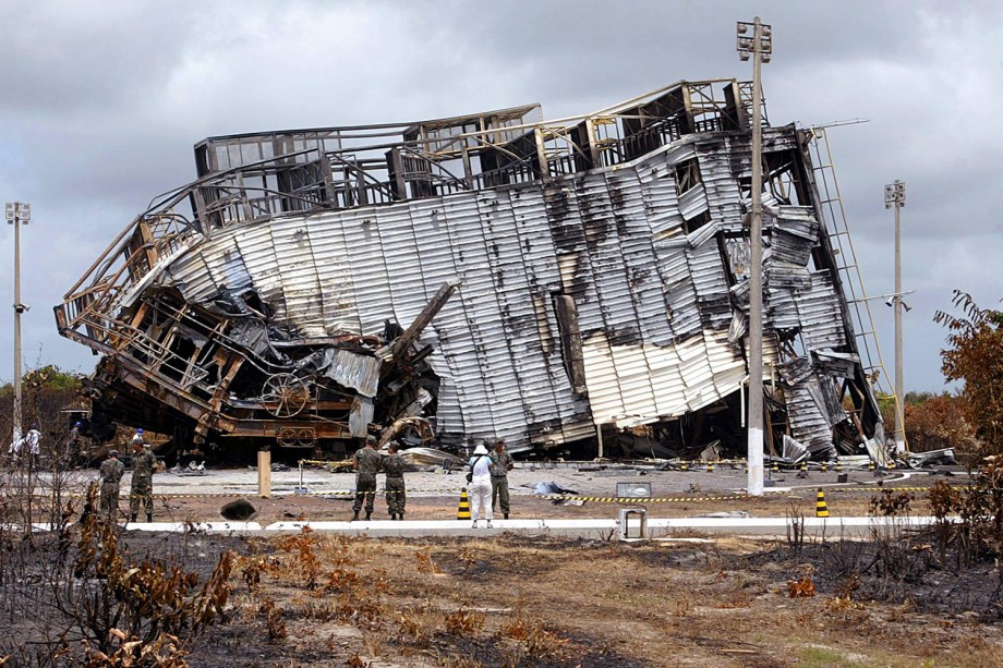Explosão do VLS-1 (veículo lançador de satélites) matou 21 pessoas, entre técnicos, engenheiros e cientistas, no Centro de Lançamento de Alcântara (MA) - 25/08/2003