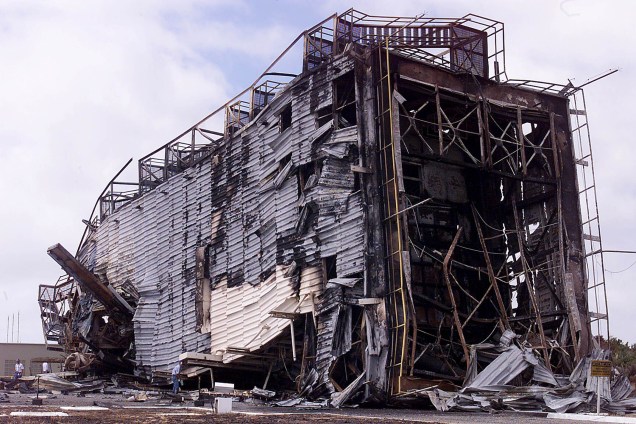 Destroços da plataforma onde se incendiou o foguete VLS-1 (Veículo Lançador de Satélites), na base de Alcântara (MA) - 25/08/2003