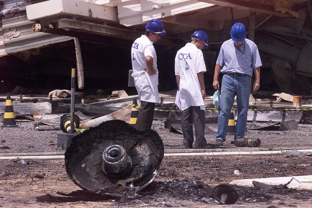 Funcionários do Centro Técnico Aerospacial fazem inspeção nos escombros da torre do foguete VLS-1 (Veículo Lançador de Satélites) incendiado em Alcântara (MA) - 25/08/2003