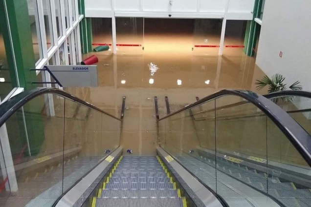 Estacionamento do Shopping Central Plaza alagado após chuvas fortes na cidade de São Paulo
