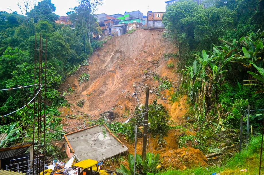 Deslizamento de terra atinge residência e mata quatro pessoas na cidade de Ribeirão Pires (SP), após forte chuva cair sobre a região - 11/03/2019