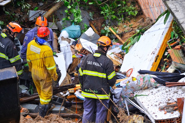 Deslizamento de terra atinge residência e mata quatro pessoas na cidade de Ribeirão Pires (SP), após forte chuva cair sobre a região - 11/03/2019