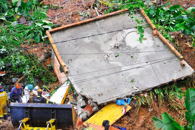 Deslizamento de terra atinge residência e mata quatro pessoas na cidade de Ribeirão Pires (SP), após forte chuva cair sobre a região - 11/03/2019