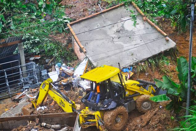 Deslizamento de terra atinge residência e mata quatro pessoas na cidade de Ribeirão Pires (SP), após forte chuva cair sobre a região - 11/03/2019 Deslizamento de terra atinge residência e mata quatro pessoas na cidade de Ribeirão Pires (SP), após forte chuva cair sobre a região - 11/03/2019