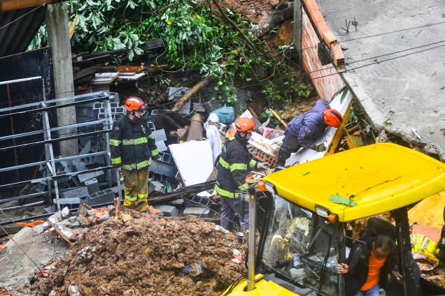 Deslizamento de terra atinge residência e mata quatro pessoas na cidade de Ribeirão Pires (SP), após forte chuva cair sobre a região - 11/03/2019 Deslizamento de terra atinge residência e mata quatro pessoas na cidade de Ribeirão Pires (SP), após forte chuva cair sobre a região - 11/03/2019