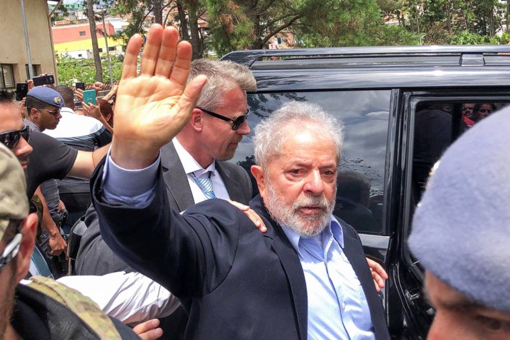 O ex-presidente Lula retorna para a Superintendência da Polícia Federal, em Curitiba (PR), após participar do velório de seu neto, Arthur Lula da Silva - 02/03/2019