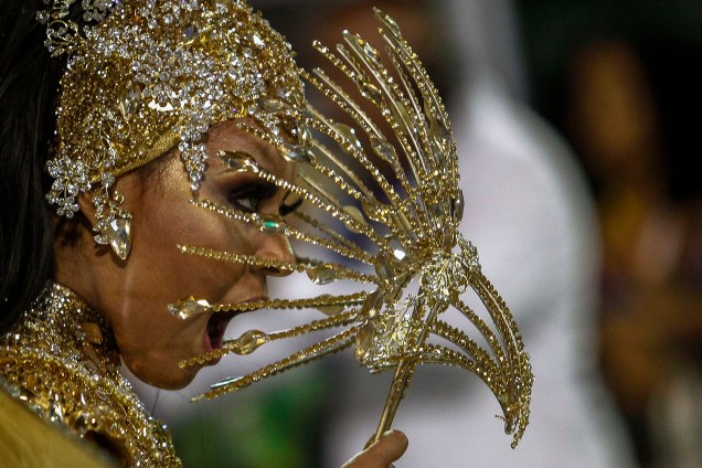 Dançarina da Unidos de Vila Maria desfila com uma máscara de pássaro no sambódromo do Anhembi, em São Paulo - 03/03/2019