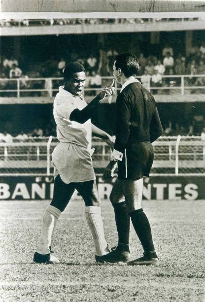 Anos 1960 - O jogador Coutinho, do Santos Futebol Clube, aponta o dedo para o árbitro José T. de Carvalho durante partida entre Santos e Portuguesa no estádio de Vila Belmiro, em Santos