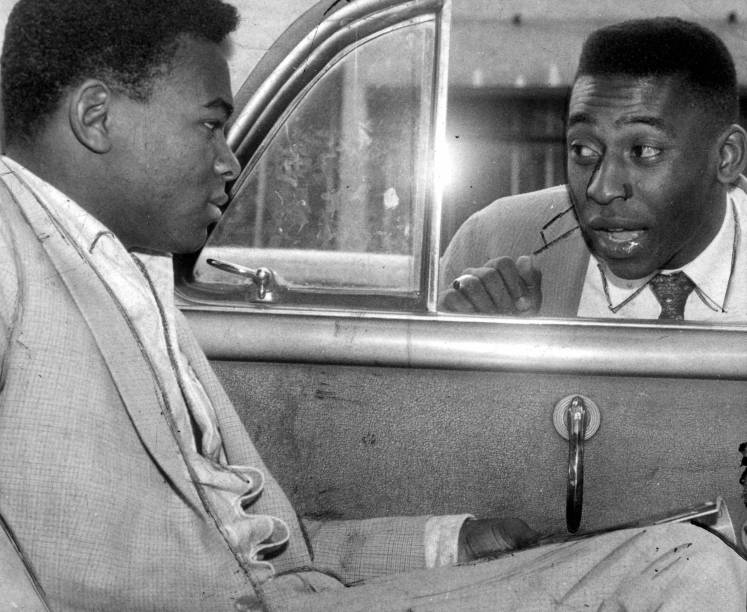 Pelé (à dir.) conversa com Coutinho dentro de carro, em 1960