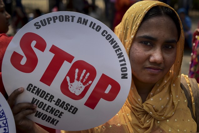 Uma mulher de Bangladesh segura um cartaz enquanto participa de uma manifestação para marcar o Dia Internacional da Mulher em Daca. Milhares de mulheres, organizações não-governamentais e ativistas de grupos de direitos humanos de Bangladesh tomaram as ruas exigindo vidas mais seguras para as mulheres - 08/03/2019