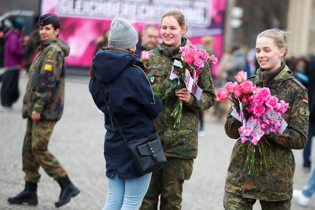 Mulheres das Forças Armadas Alemãs (Bundeswehr) distribuem flores durante o Dia Internacional da Mulher, perto do Portão de Brandemburgo, em Berlim - 08/03/2019