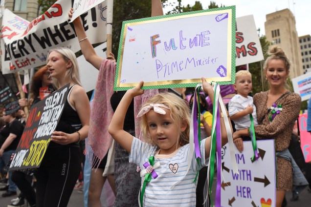 Menina segura um cartaz durante uma manifestação do Dia Internacional das Mulheres em Melbourne, na Austrália - 08/03/2019