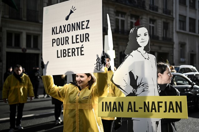 Mulheres participam de uma manifestação organizada pela 'Anistia Internacional' segurando cartazes e figuras femininas em frente à embaixada da Arábia Saudita em Paris, na França - 08/03/2019
