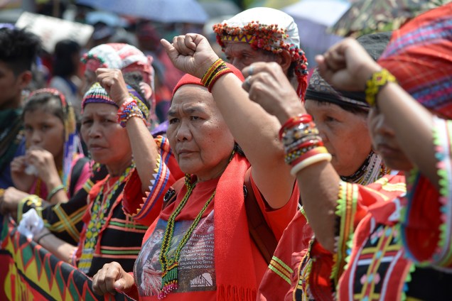 Ativistas de um grupo indígena levantam os punhos durante um protesto perto do Palácio Malacanang para comemorar o Dia Internacional da Mulher em Manila, capital das Filipinas - 08/03/2019