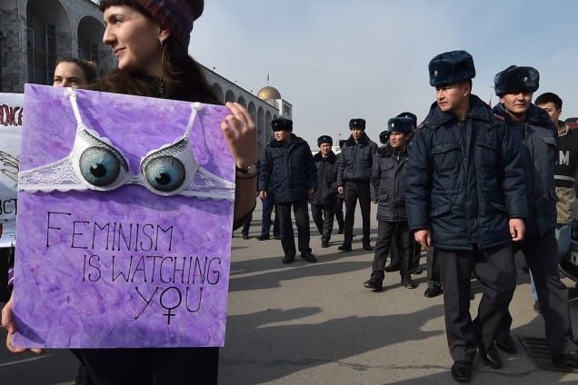 Uma mulher segura um cartaz enquanto participa de um comício para marcar o Dia Internacional da Mulher, em Bisqueque, capital do Quirguistão - 08/03/2019