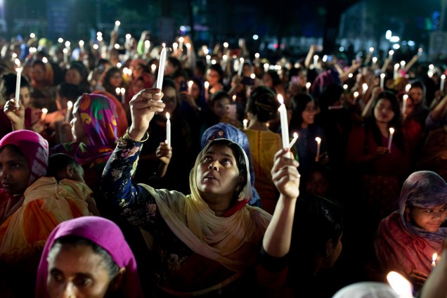 Mulheres acendem velas durante uma comemoração do Dia Internacional da Mulher em Daca, capital do Bangladesh - 08/03/2019