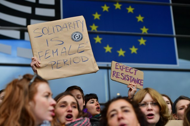 Mulheres do Parlamento Europeu e seus funcionários protestam na entrada principal do Parlamento Europeu para marcar o Dia Internacional da Mulher em Bruxelas, na Bélgica - 08/03/2019