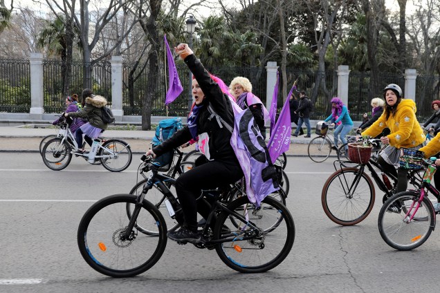 Mulheres participam de um protesto de bicicleta durante uma greve feminista em todo o país no Dia Internacional da Mulher em Madri, Espanha - 08/03/2019